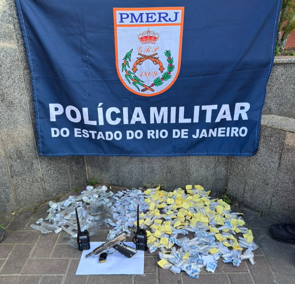 Operação do GAT Bravo termina com quatro presos e apreensão de arma e drogas na Comunidade da Linha em Maricá