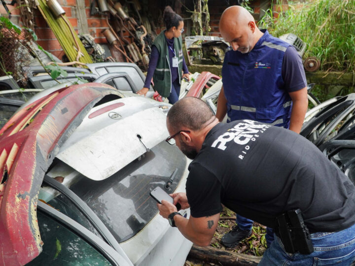 Prefeitura interdita ferro-velho em ação conjunta com a Polícia Civil
