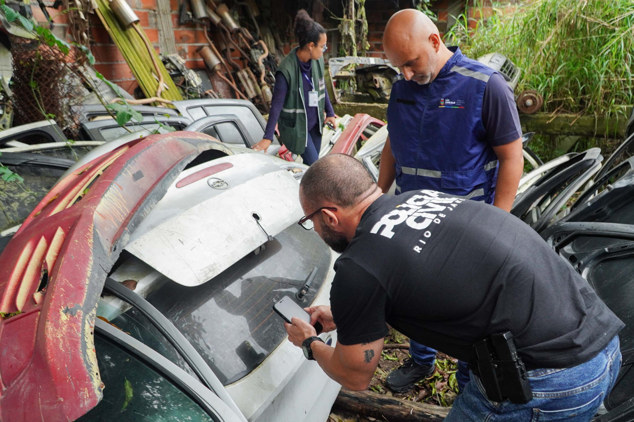 Prefeitura interdita ferro-velho em ação conjunta com a Polícia Civil