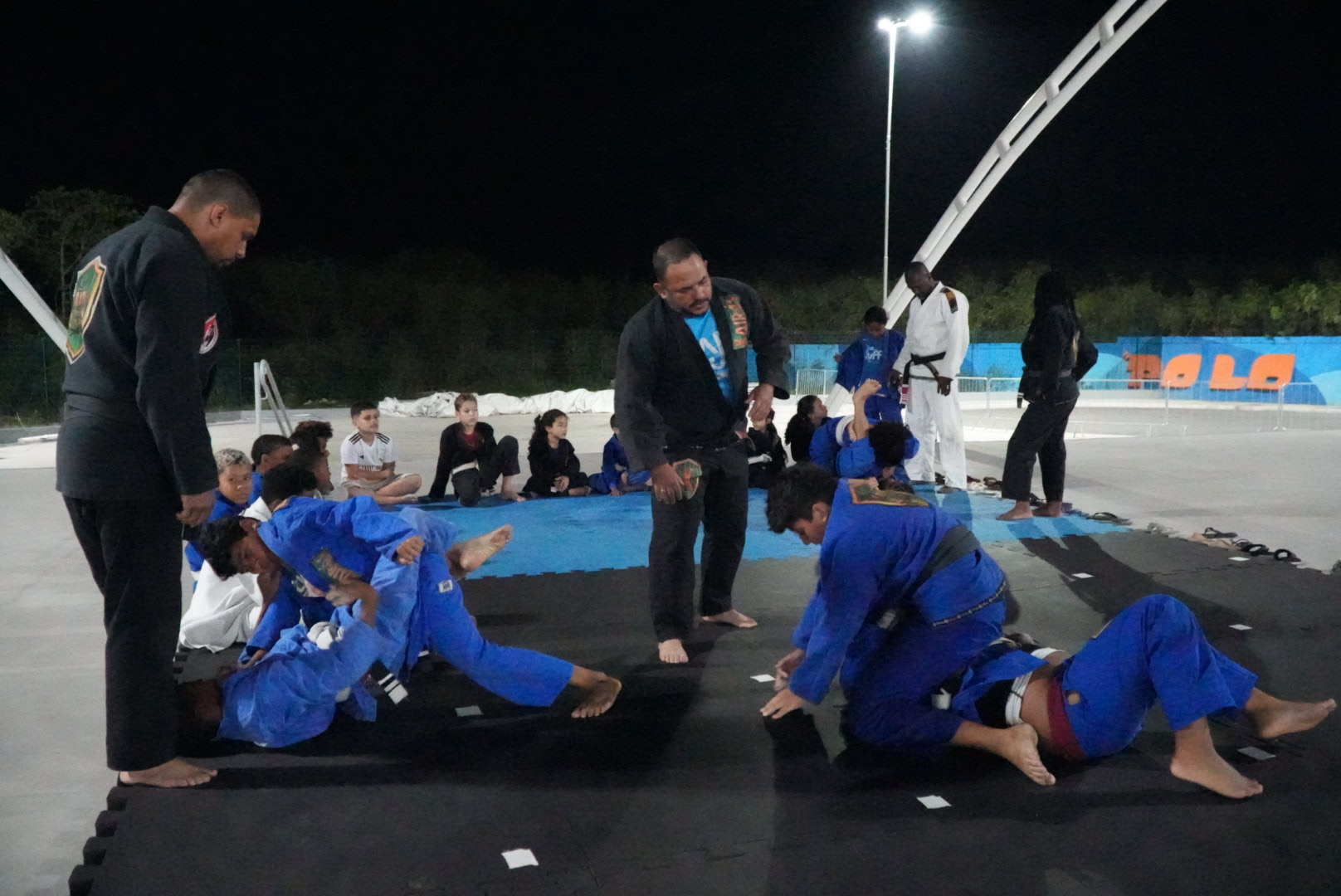 Gonçalenses realizam aulas gratuitas de jiu-jítsu no Parque RJ Nosso Sonho