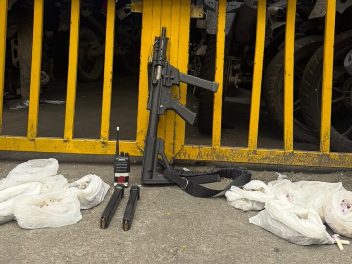 POLÍCIAS MILITARES DO 7º BPM APREENDE METRALHADORA E DROGAS NA COMUNIDADE DO MIRIAMBI, EM SÃO GONÇALO
