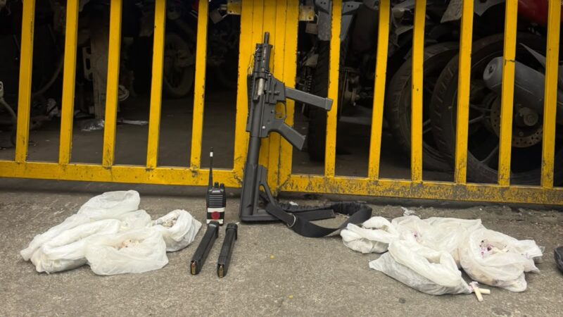 POLÍCIAS MILITARES DO 7º BPM APREENDE METRALHADORA E DROGAS NA COMUNIDADE DO MIRIAMBI, EM SÃO GONÇALO