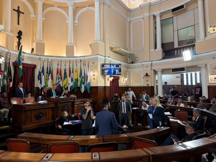 Autismo em pauta: vereadores deixam o plenário, votação não acontece e oposição se revolta na Câmara de Niterói