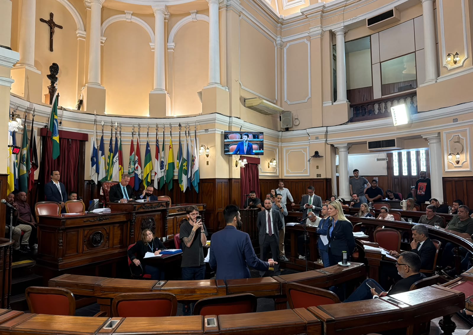 Autismo em pauta: vereadores deixam o plenário, votação não acontece e oposição se revolta na Câmara de Niterói
