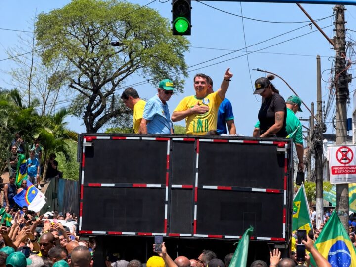 Mega carreata de Flávio Bolsonaro reúne centenas de motos e multidão em São Gonçalo