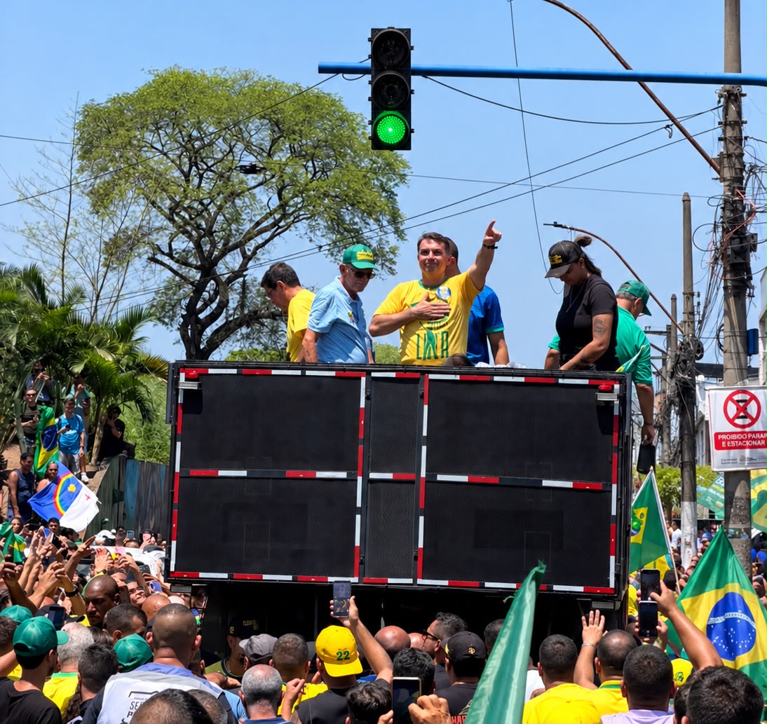 Mega carreata de Flávio Bolsonaro reúne centenas de motos e multidão em São Gonçalo