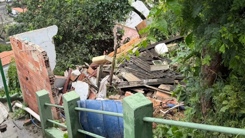 CASA DESABA APÓS DESLIZAMENTO DE BARRANCO NA COMUNIDADE DO CANISSAL, EM PIRATININGA