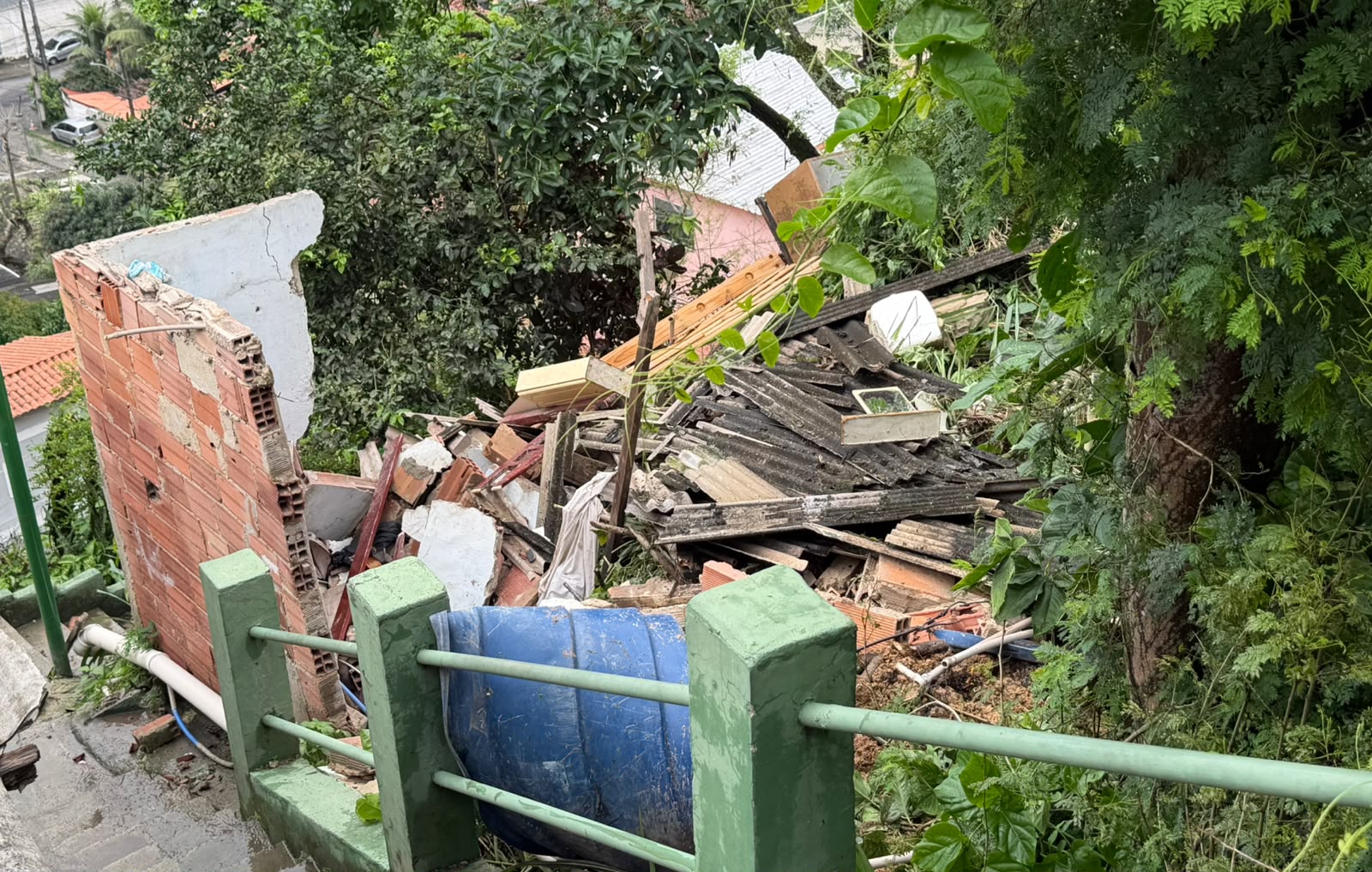 CASA DESABA APÓS DESLIZAMENTO DE BARRANCO NA COMUNIDADE DO CANISSAL, EM PIRATININGA