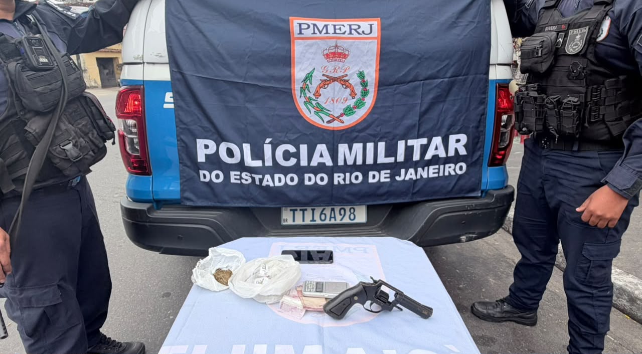 POLÍCIA APREENDE REVÓLVER COM NUMERAÇÃO RASPADA E DROGAS DURANTE AÇÃO EM SANTA ROSA, EM NITERÓI