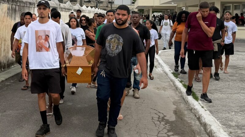 Mais de 100 pessoas se despedem do motoboy Luciano Simplício em Niterói