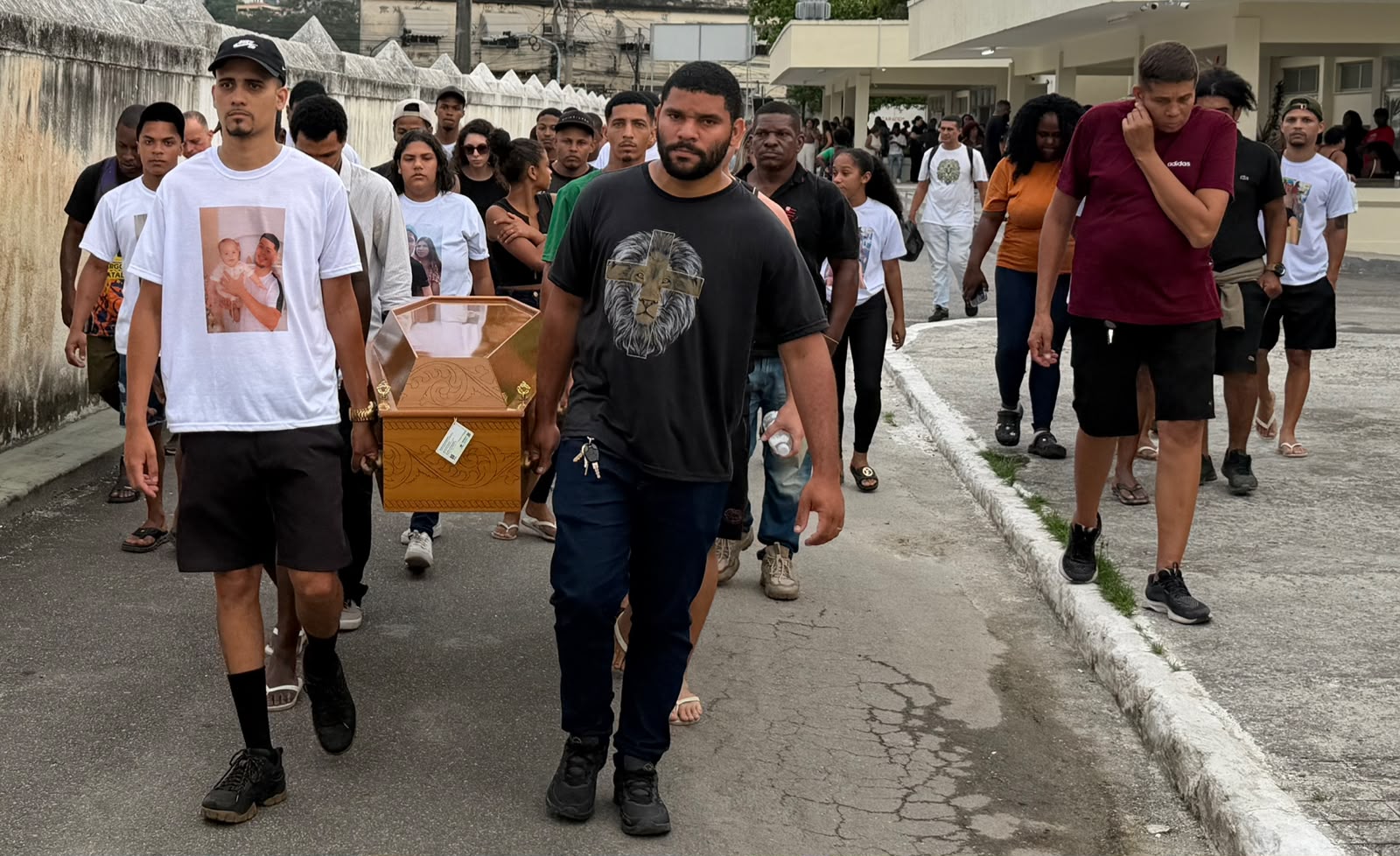 Mais de 100 pessoas se despedem do motoboy Luciano Simplício em Niterói