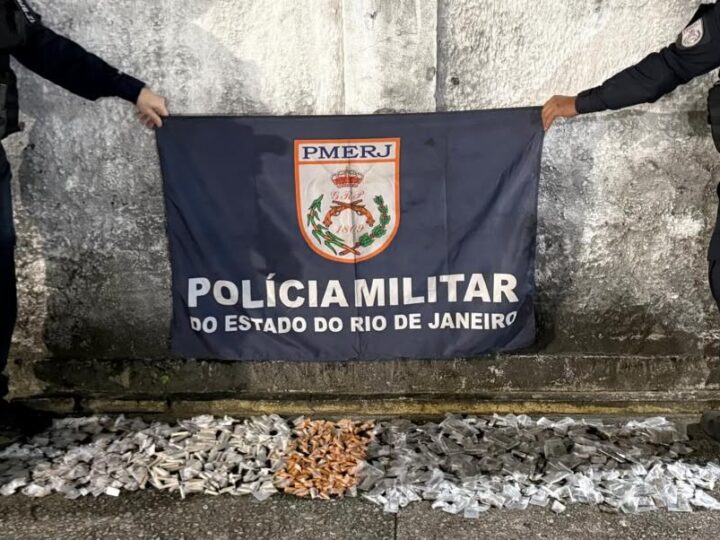 MOTOQUEIRO FOGE DA POLÍCIA NO CAR­AMUJO E DEIXA MOCHILA COM 790 PORÇÕES DE DROGAS CAIR NA PISTA!