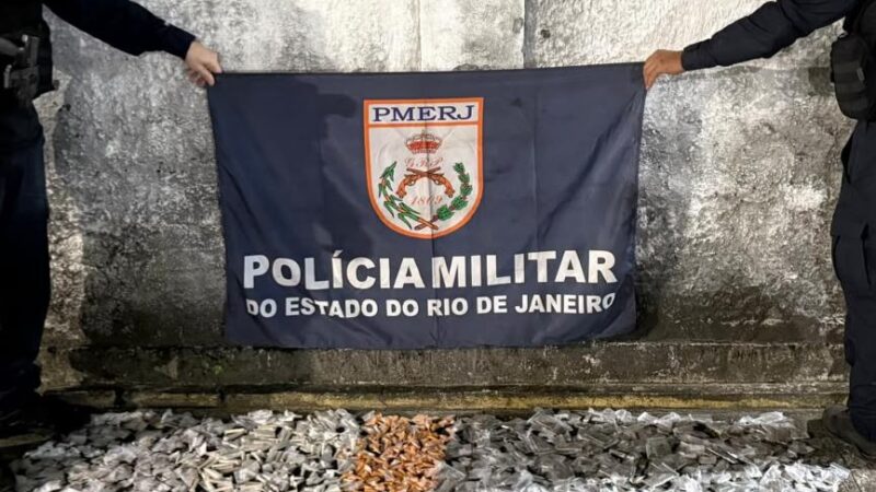 MOTOQUEIRO FOGE DA POLÍCIA NO CAR­AMUJO E DEIXA MOCHILA COM 790 PORÇÕES DE DROGAS CAIR NA PISTA!