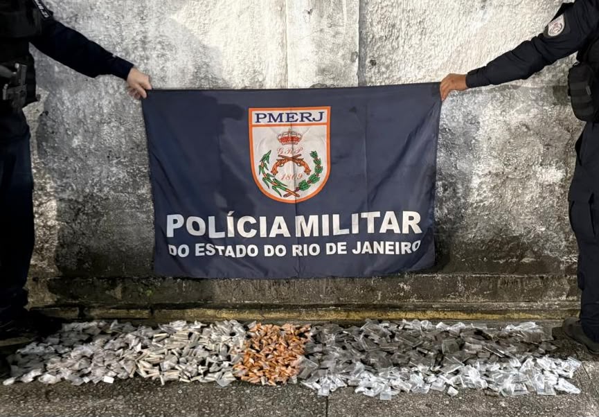 MOTOQUEIRO FOGE DA POLÍCIA NO CAR­AMUJO E DEIXA MOCHILA COM 790 PORÇÕES DE DROGAS CAIR NA PISTA!