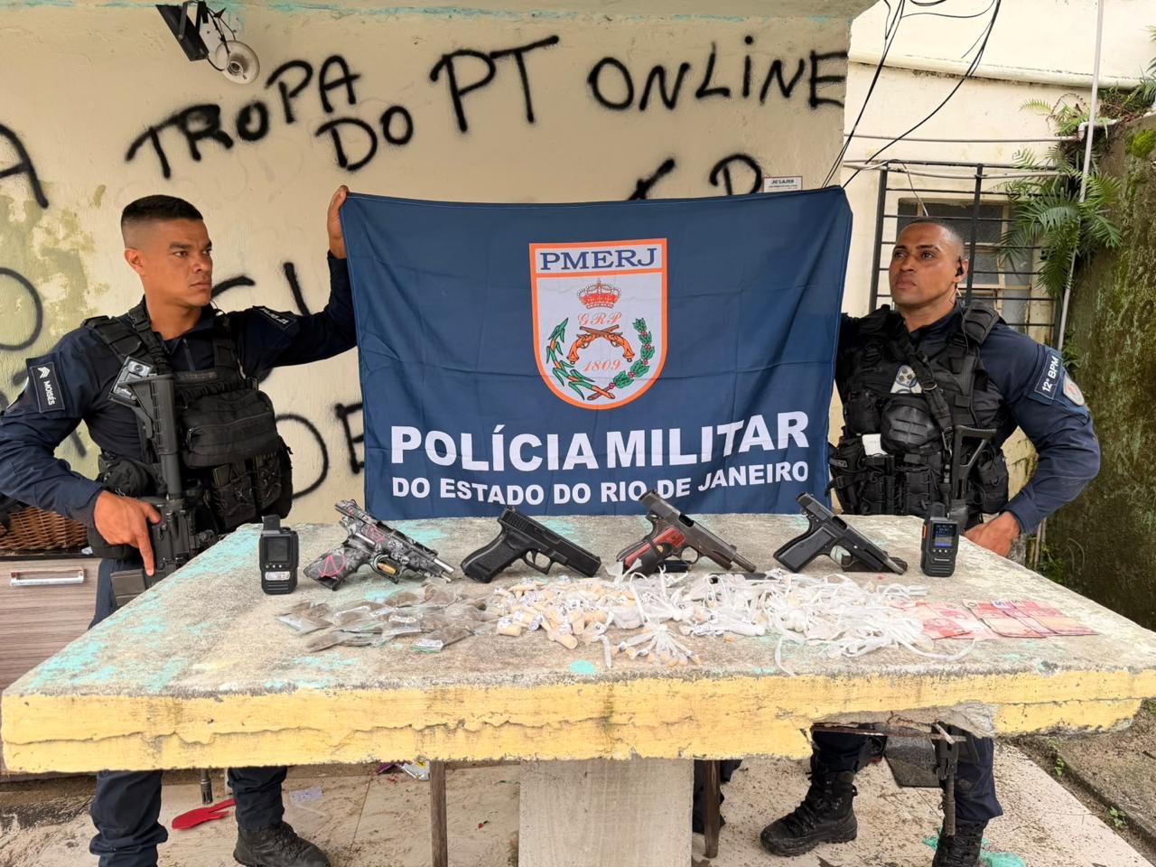 Após intenso tiroteio que assustou moradores do Fonseca, 12º BPM dá resposta: sete pessoas são presas ou apreendidas e três pistolas são apreendidas