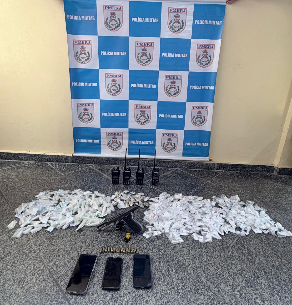 Equipes do Reservado do 12º BPM são recebidas a tiros no Morro do Abacaxi, no Cubango, em Niterói; um suspeito é baleado e dois são presos