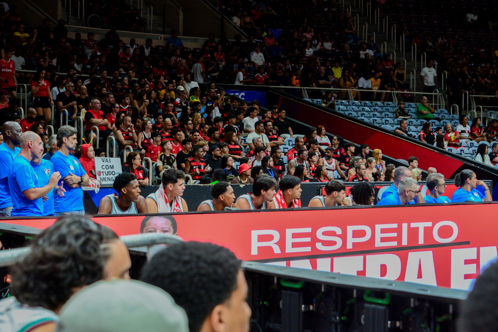 Alunos do projeto Itaboraí + Esportes acompanham final do Campeonato Carioca de Basquete no Maracanãzinho
