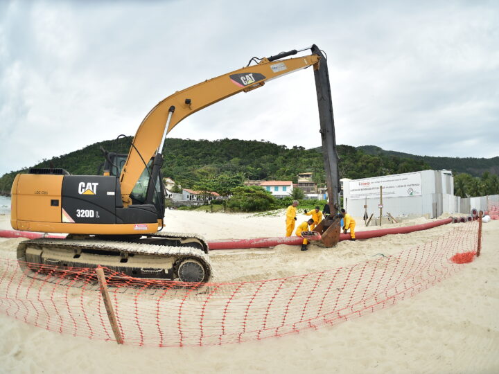 Prefeitura de Niterói começa a instalar mangueiras marítimas que vão levar água do mar à Lagoa de Piratininga