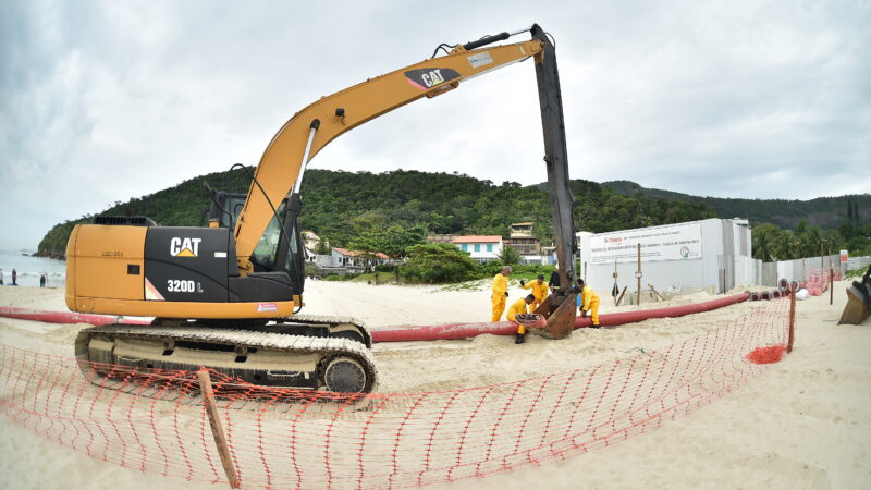 Prefeitura de Niterói começa a instalar mangueiras marítimas que vão levar água do mar à Lagoa de Piratininga