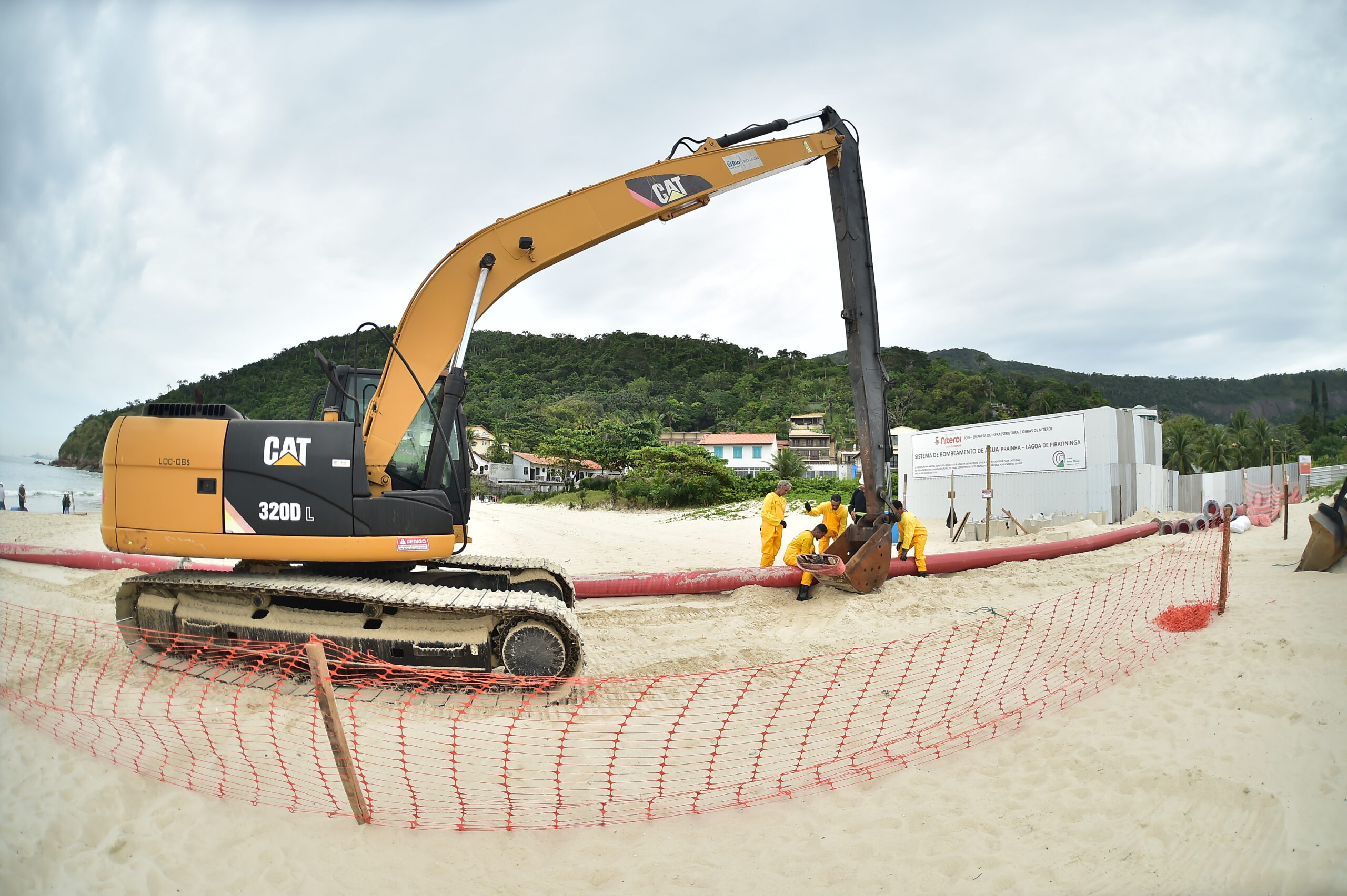 Prefeitura de Niterói começa a instalar mangueiras marítimas que vão levar água do mar à Lagoa de Piratininga
