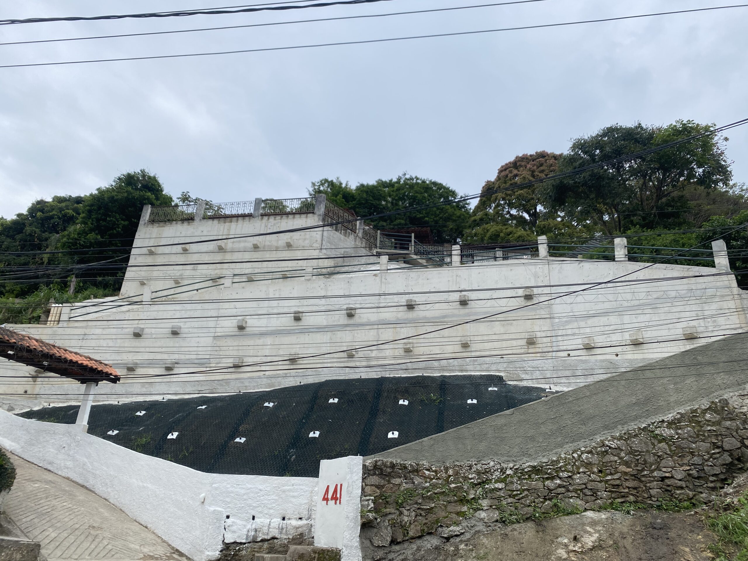Prefeitura de Niterói entrega obras de contenção de encosta em Jurujuba