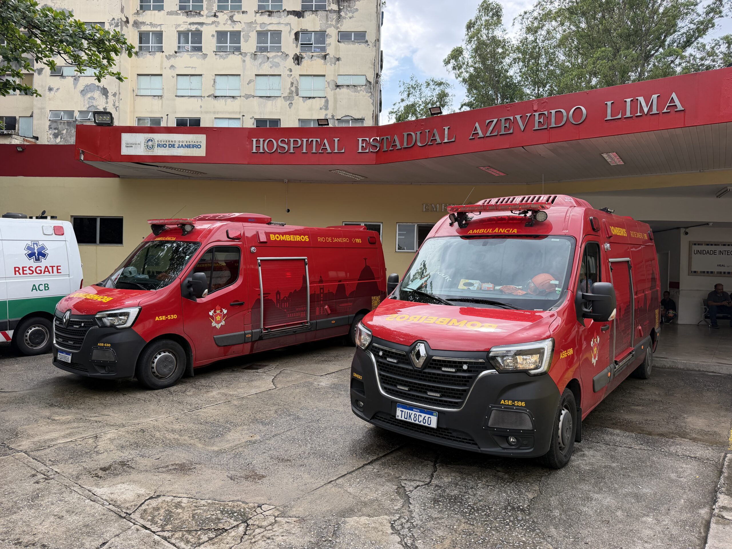 Casa desaba após temporal e deixa dois jovens soterrados no Morro do Céu, em Niterói