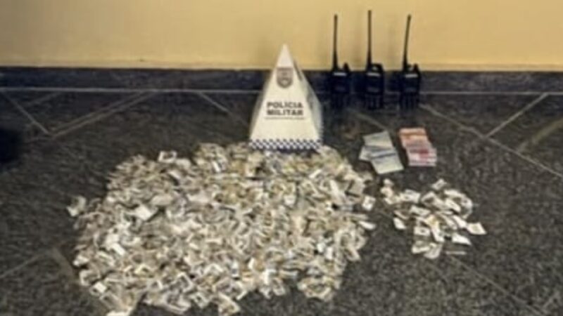 Polícia Militar prende dois adultos e apreende adolescente com drogas em Icaraí, Niterói