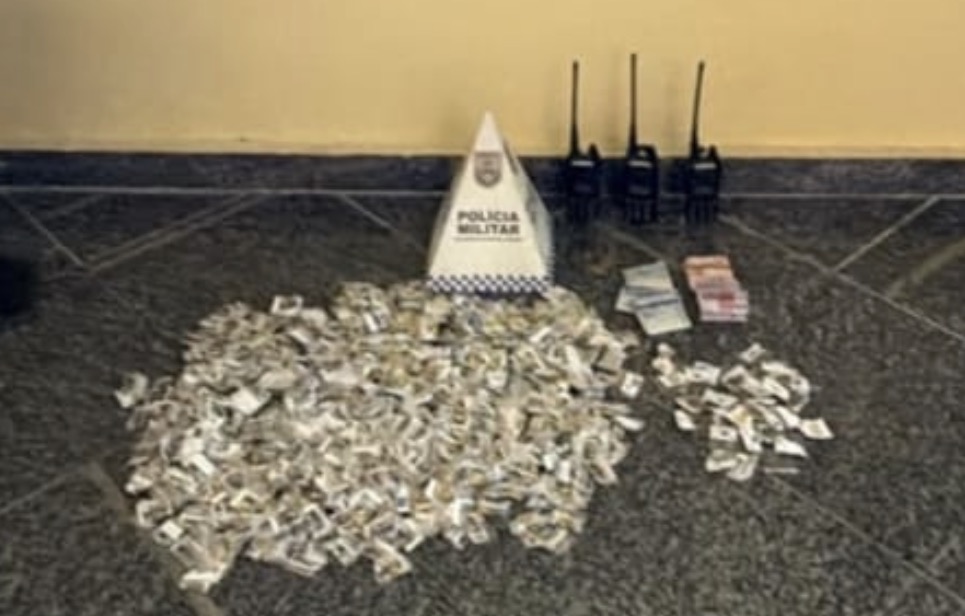 Polícia Militar prende dois adultos e apreende adolescente com drogas em Icaraí, Niterói