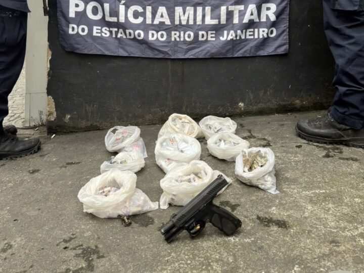 Polícia Militar apreende pistola e drogas no Jardim Catarina, em São Gonçalo