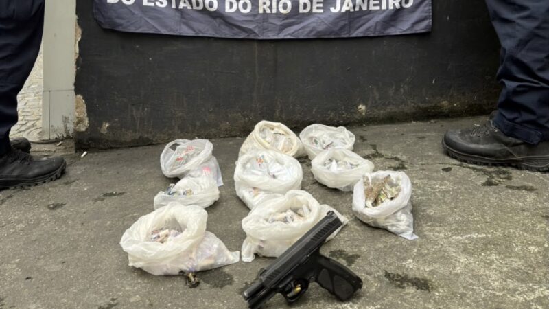 Polícia Militar apreende pistola e drogas no Jardim Catarina, em São Gonçalo