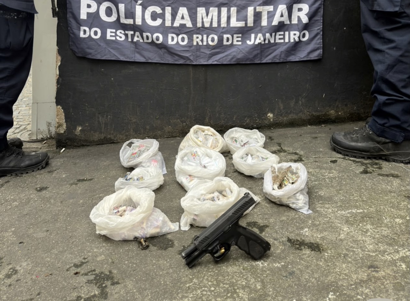 Polícia Militar apreende pistola e drogas no Jardim Catarina, em São Gonçalo
