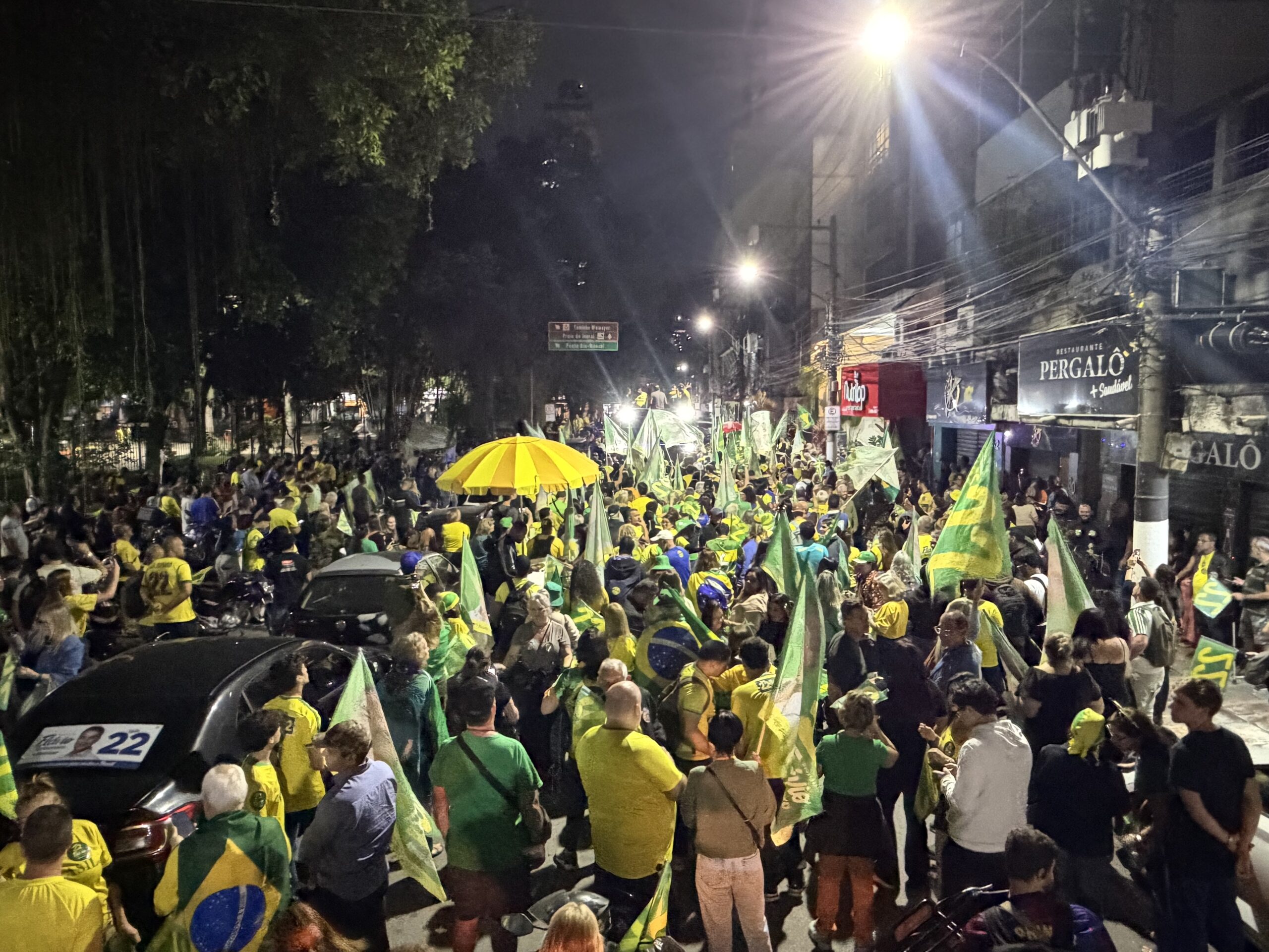 BLOQUINHO EM APOIO A FLÁVIO BOLSONARO LOTA O CENTRO DE NITERÓI E REÚNE LIDERANÇAS POLÍTICAS