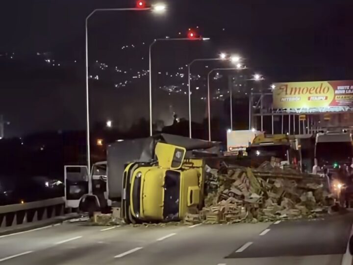 Caminhão carregado de legumes tomba e atinge outro caminhão na Ponte Rio-Niterói; sentido Rio fica interditado