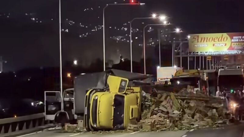 Caminhão carregado de legumes tomba e atinge outro caminhão na Ponte Rio-Niterói; sentido Rio fica interditado