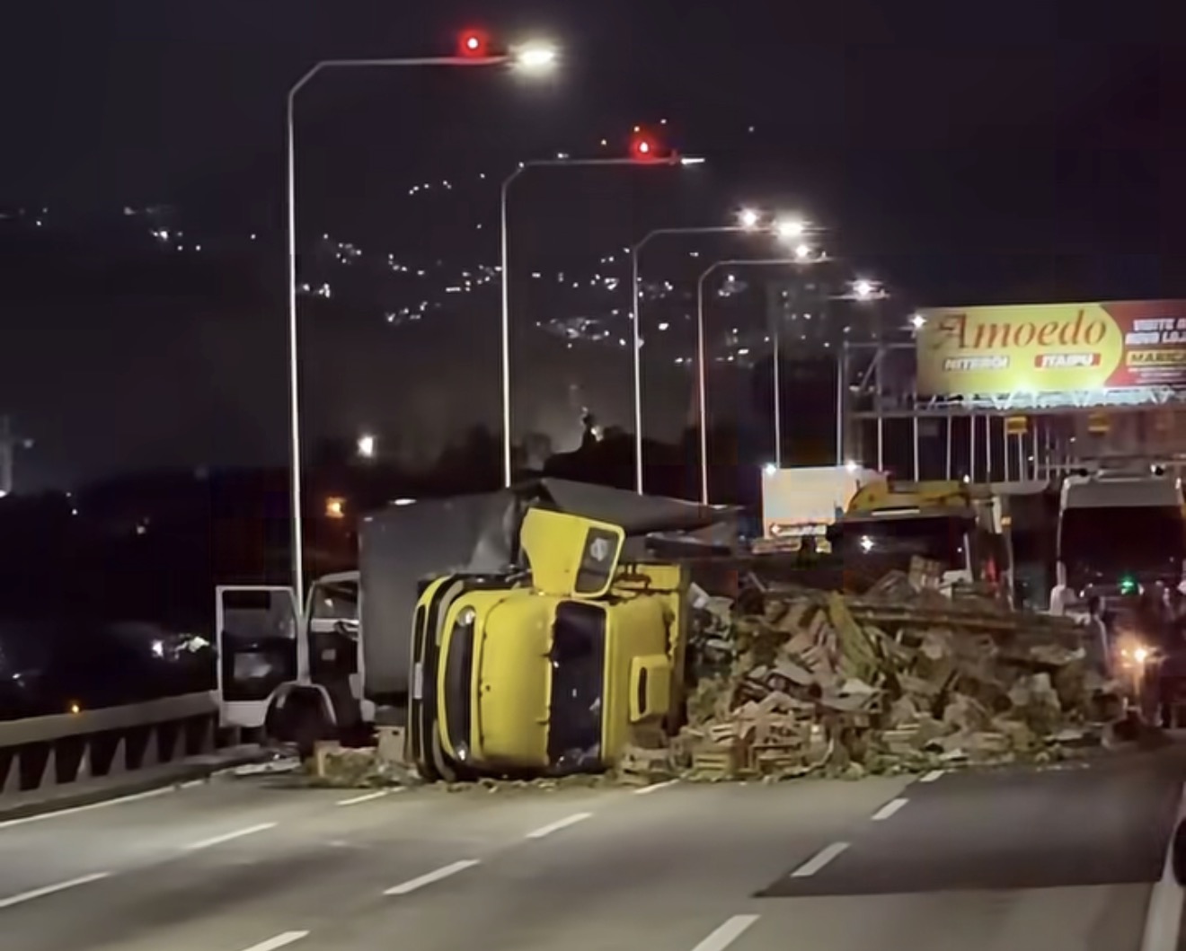 Caminhão carregado de legumes tomba e atinge outro caminhão na Ponte Rio-Niterói; sentido Rio fica interditado