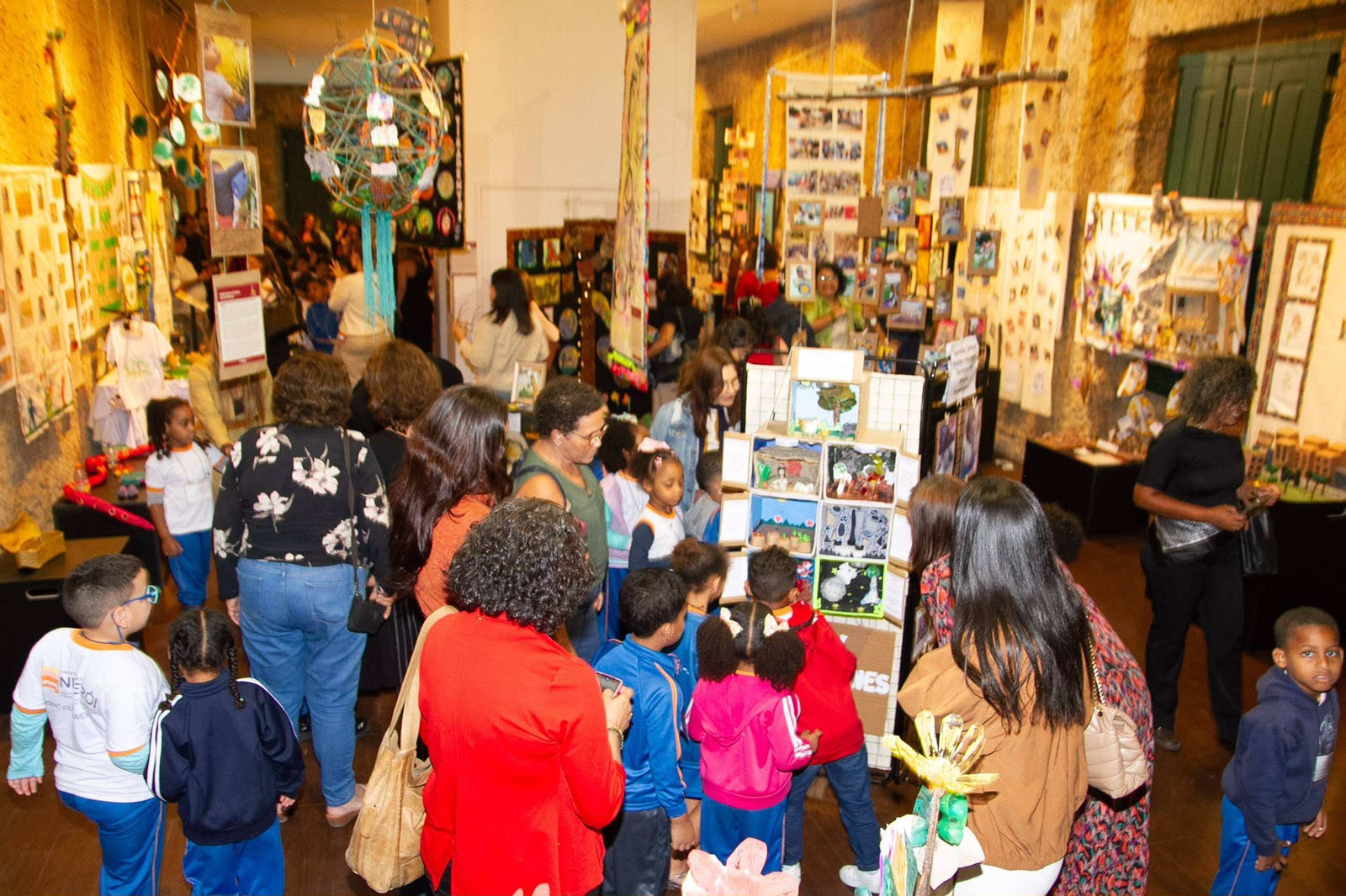 Mostra reúne trabalhos de estudantes de 88 unidades da Rede Municipal de Educação de Niterói