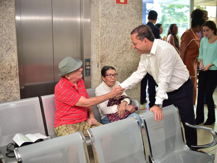 Prefeito Rodrigo Neves visita Hospital Oceânico, que realizou cerca de 6 mil cirurgias em 2026