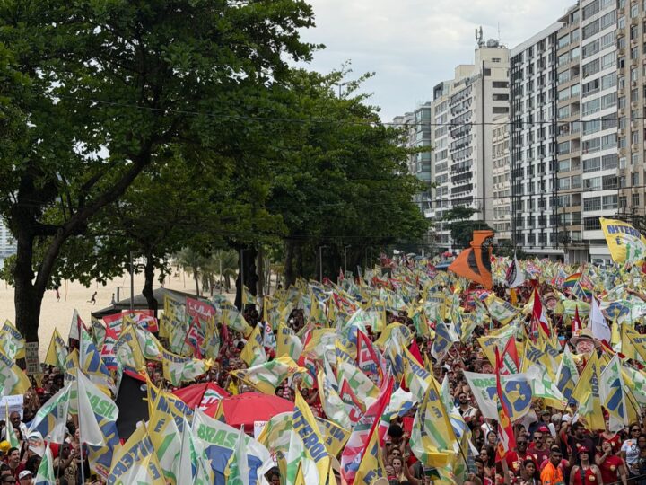 PRAIA DE ICARAÍ FICA LOTADA EM ATO DE APOIO A LULA; MANIFESTAÇÃO REÚNE MULTIDÃO EM NITERÓI