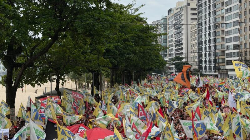 PRAIA DE ICARAÍ FICA LOTADA EM ATO DE APOIO A LULA; MANIFESTAÇÃO REÚNE MULTIDÃO EM NITERÓI