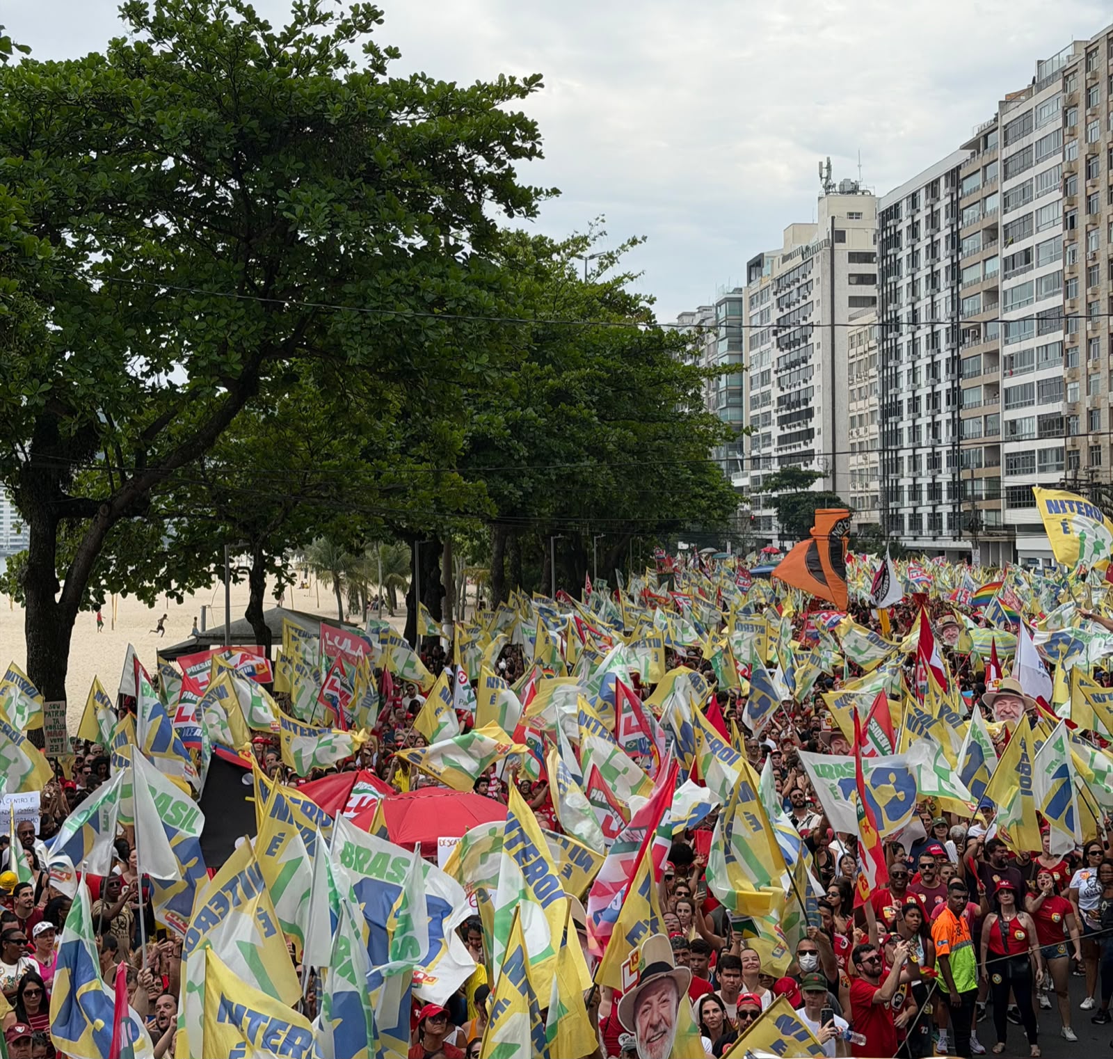 PRAIA DE ICARAÍ FICA LOTADA EM ATO DE APOIO A LULA; MANIFESTAÇÃO REÚNE MULTIDÃO EM NITERÓI