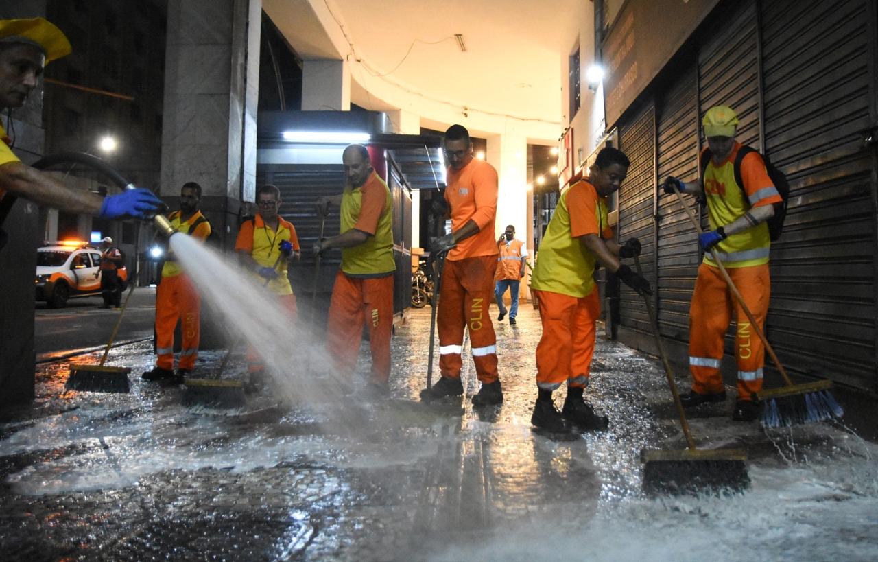   Clin reforça lavagem e limpeza na Avenida Amaral Peixoto durante a madrugada