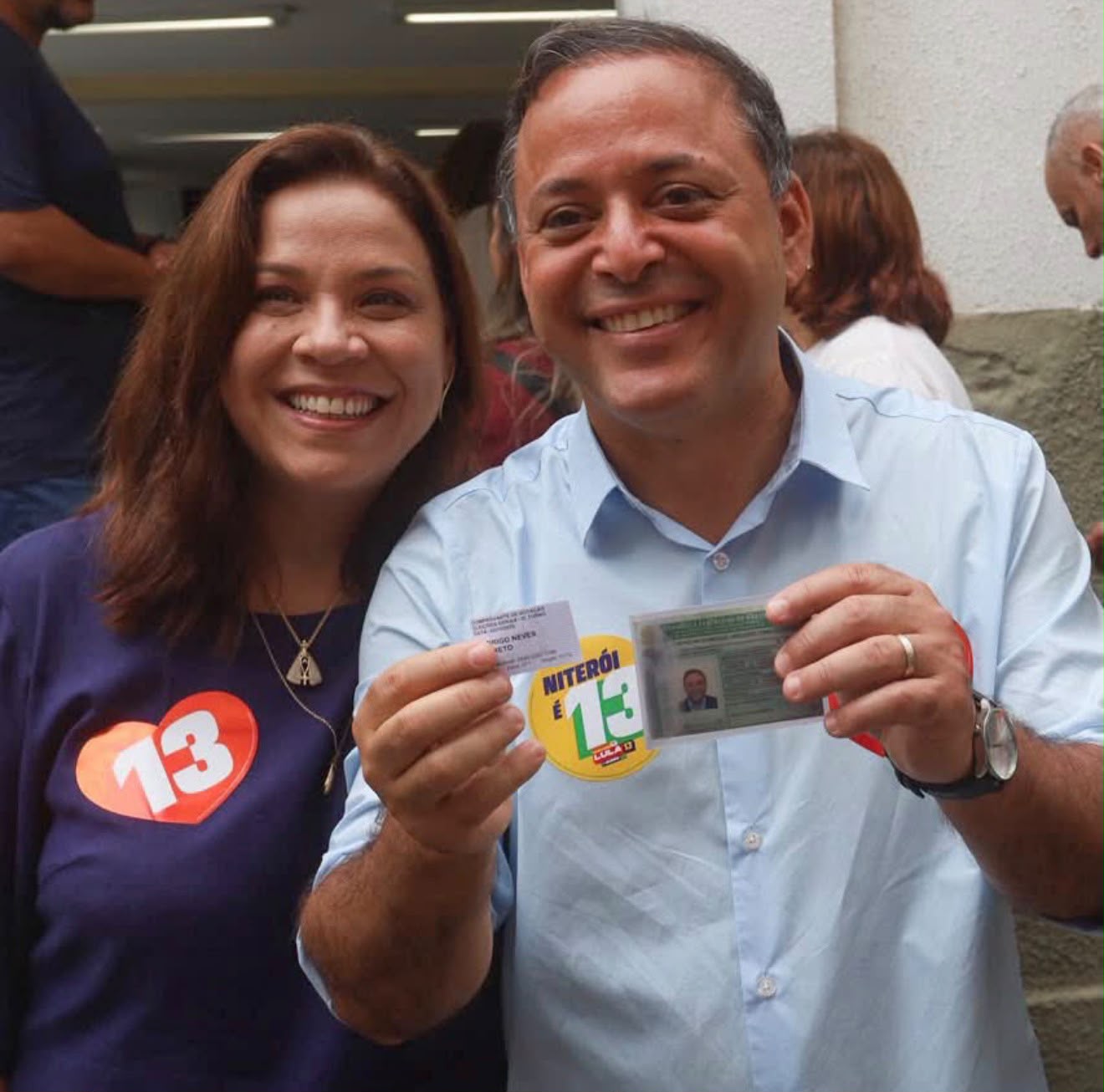ELEIÇÕES 2026: Rodrigo Neves e Fernanda Neves votam pela manhã em Niterói