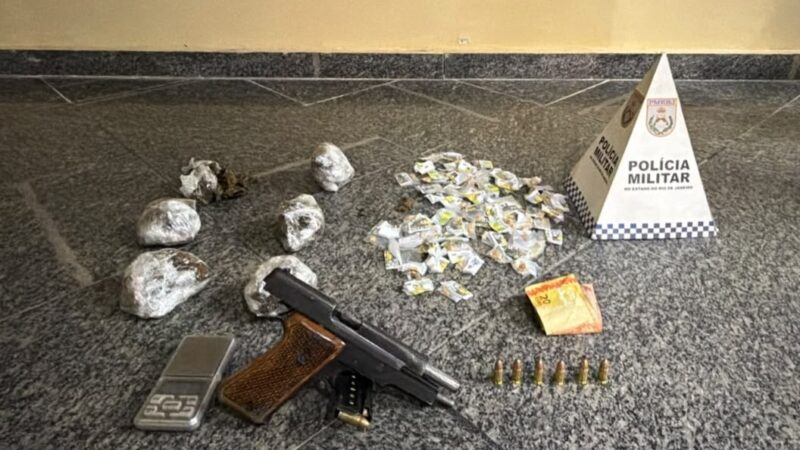 POLÍCIA MILITAR APREENDE PISTOLA, MUNIÇÕES E DROGAS NA COMUNIDADE VITAL BRASIL, EM NITERÓI