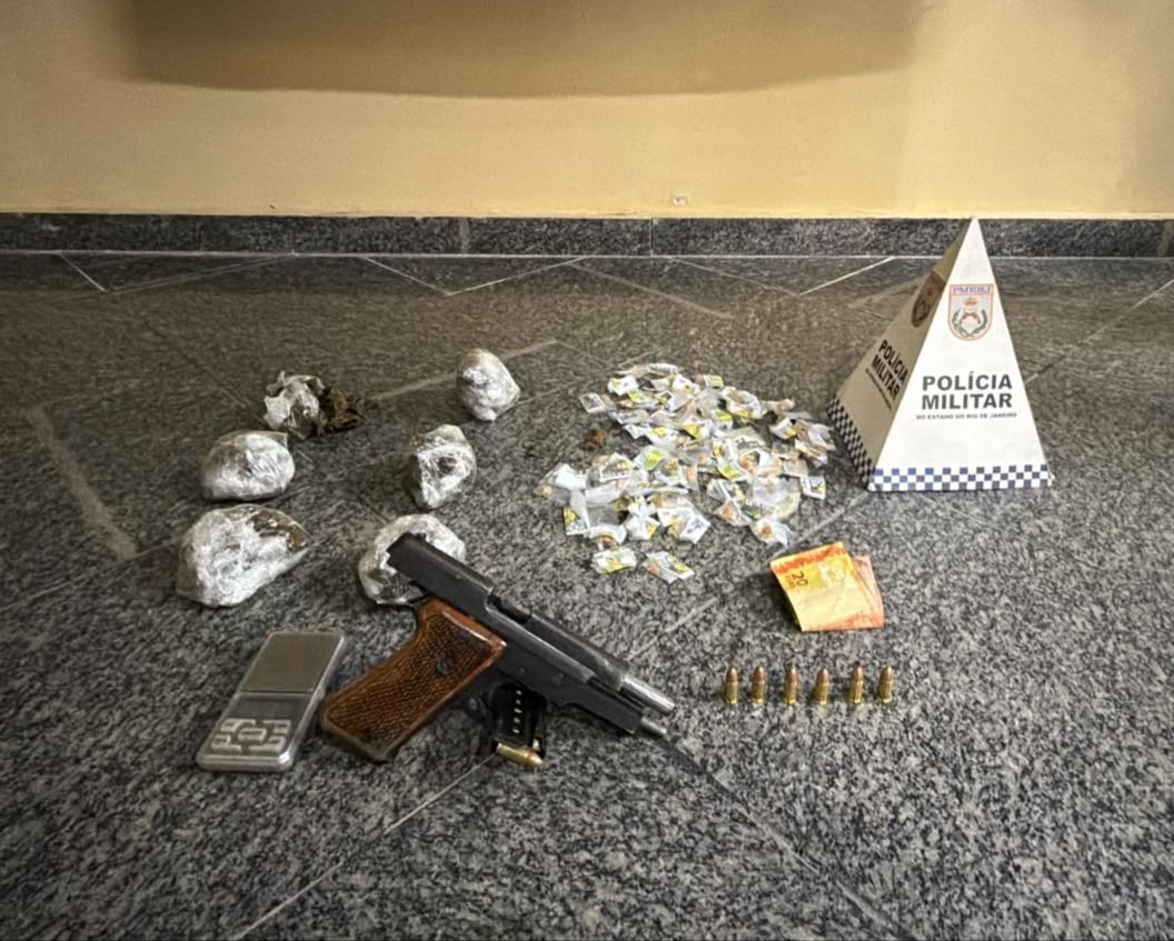 POLÍCIA MILITAR APREENDE PISTOLA, MUNIÇÕES E DROGAS NA COMUNIDADE VITAL BRASIL, EM NITERÓI