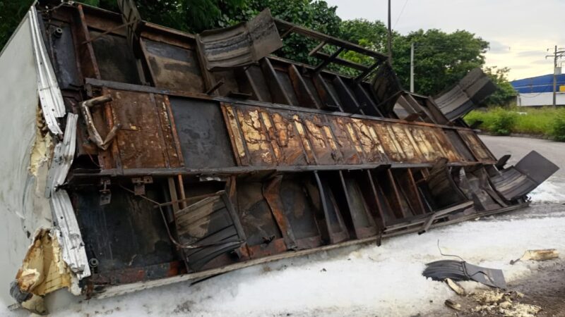 BURACO NA RJ-106 PROVOCA TOMBAMENTO DE CAMINHÃO E ESPALHA CARGA DE GELO NA PISTA, EM SÃO GONÇALO
