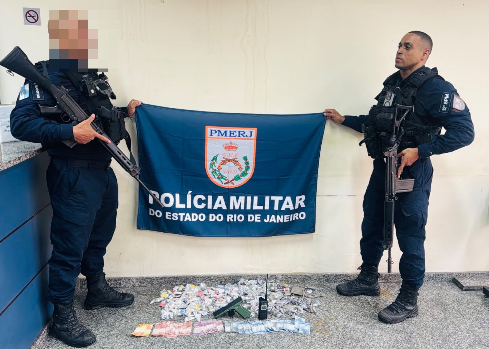 GAT do 12º BPM prende três suspeitos de envolvimento na invasão do Santo Cristo, em Niterói