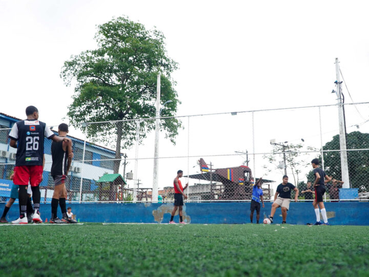 Crianças e jovens gonçalenses participam de aulas de futebol no Boaçu