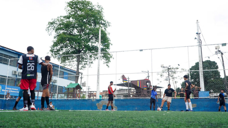 Crianças e jovens gonçalenses participam de aulas de futebol no Boaçu