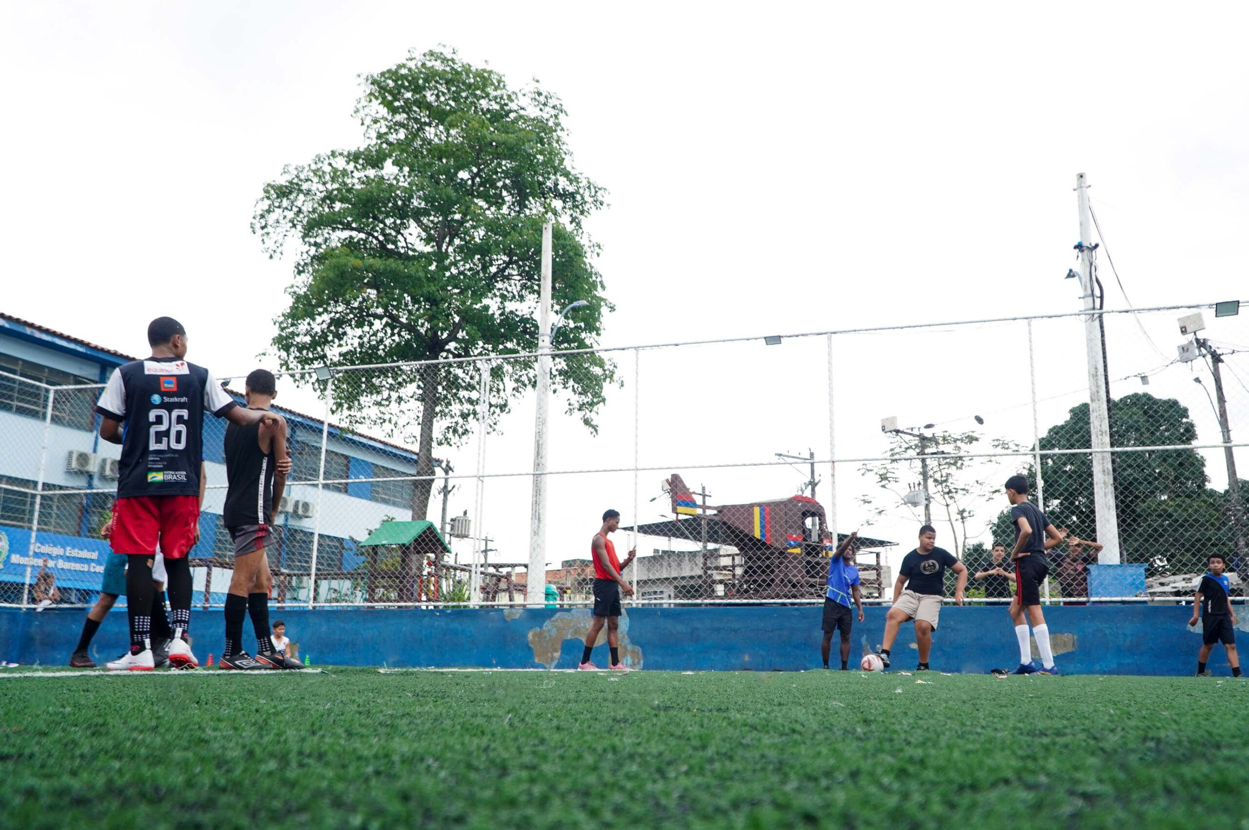 Crianças e jovens gonçalenses participam de aulas de futebol no Boaçu