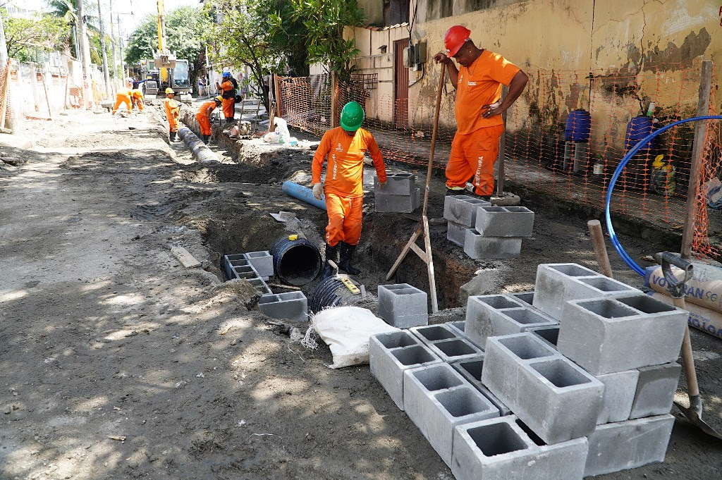Obras de macro e microdrenagem avançam em Neves